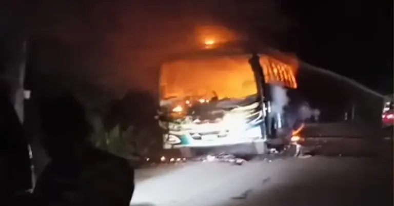 বরগুনায় বাসে আগুন দেয়া হয়েছে